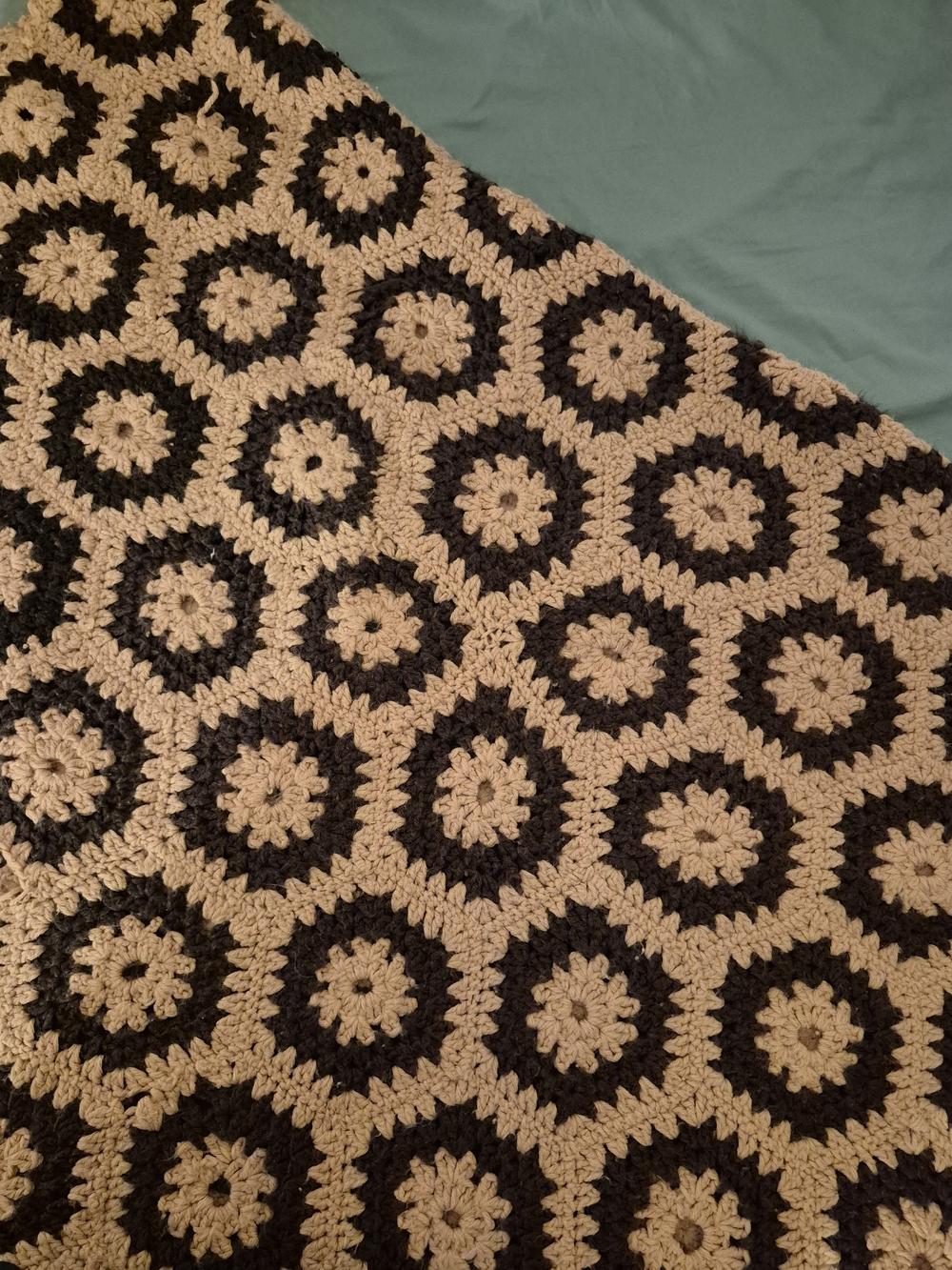 Cozy Hexagon Crochet Throw Blanket - Black & Cream